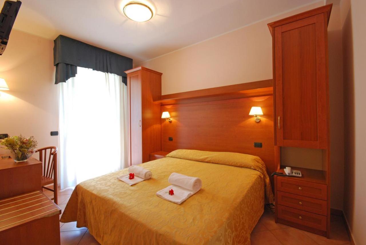 Hotel Jole Чезенатіко Екстер'єр фото
