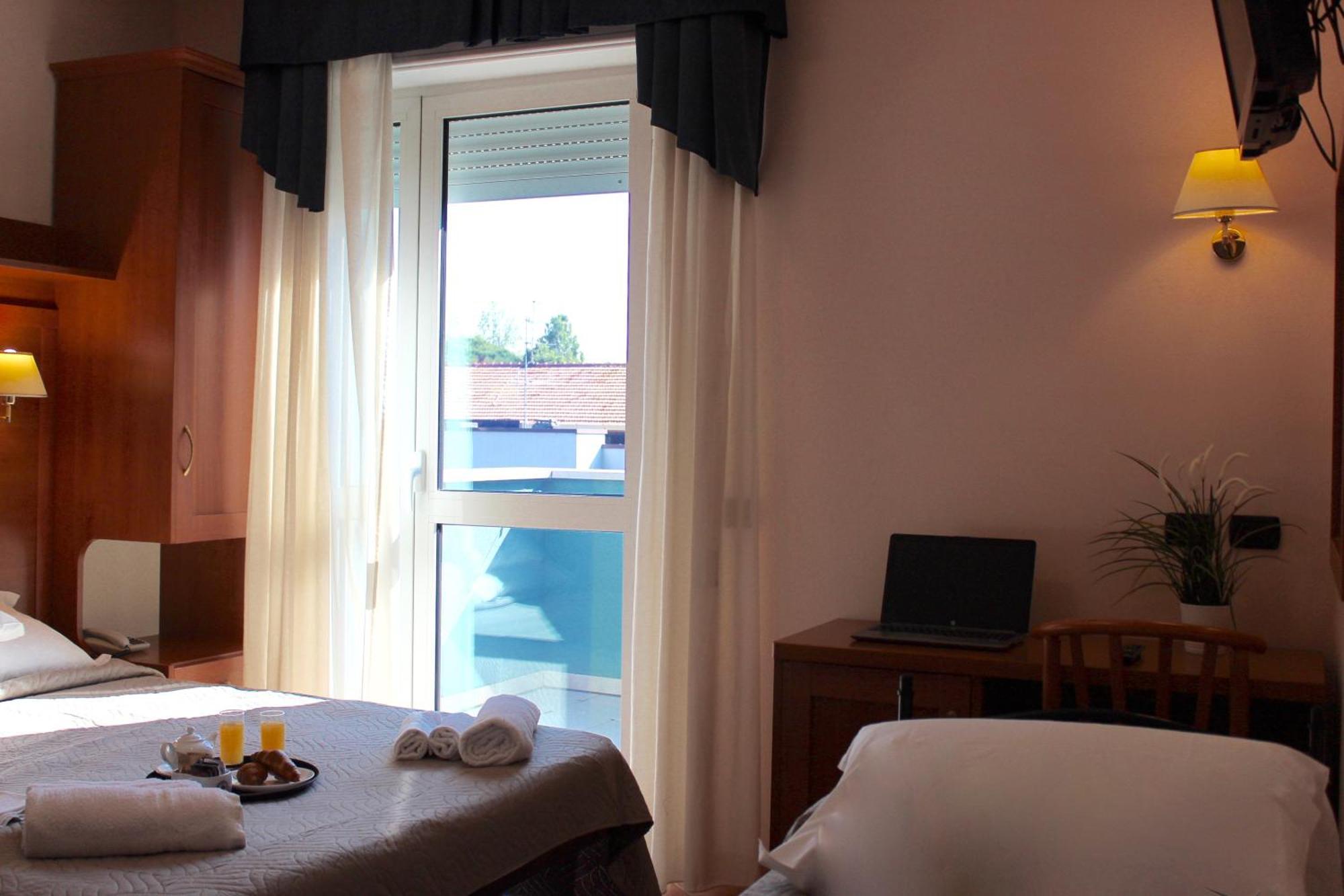 Hotel Jole Чезенатіко Екстер'єр фото